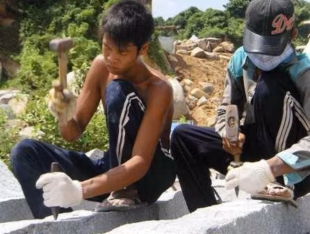 Đời phu đá lam lũ nắng mưa và vô cùng nguy hiểm