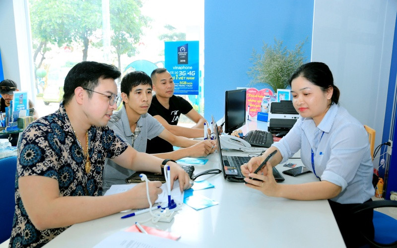 Vĩnh Phúc đang hướng tới phổ cập điện thoại thông minh. (Ảnh: Hồng Hà)