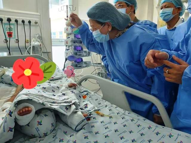 Phó Chủ tịch nước Đặng Thị Ngọc Thịnh thăm hai bé song Nhi. (Ảnh bệnh viện cung cấp) 