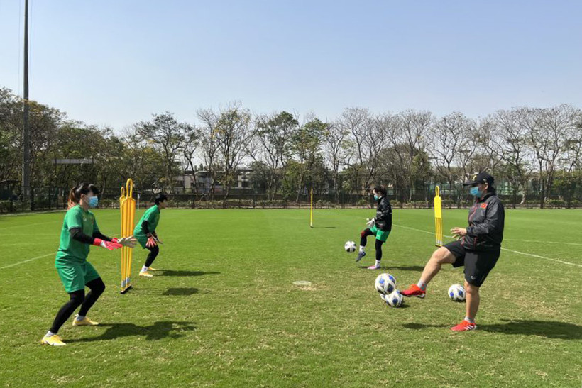 Các cầu thủ nữ tập luyện trên sân chiều 4/2. (Ảnh: VFF)