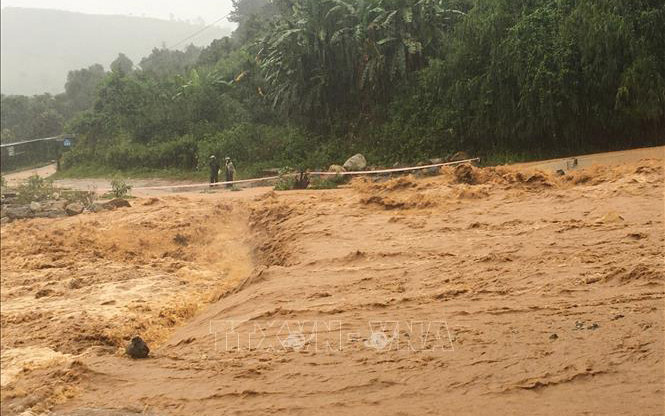 Các tỉnh, thành phố từ Thừa Thiên Huế đến Khánh Hòa chủ động ứng phó với mưa lớn, ngập lụt, lũ quét, sạt lở đất. (Ảnh: TTXVN)