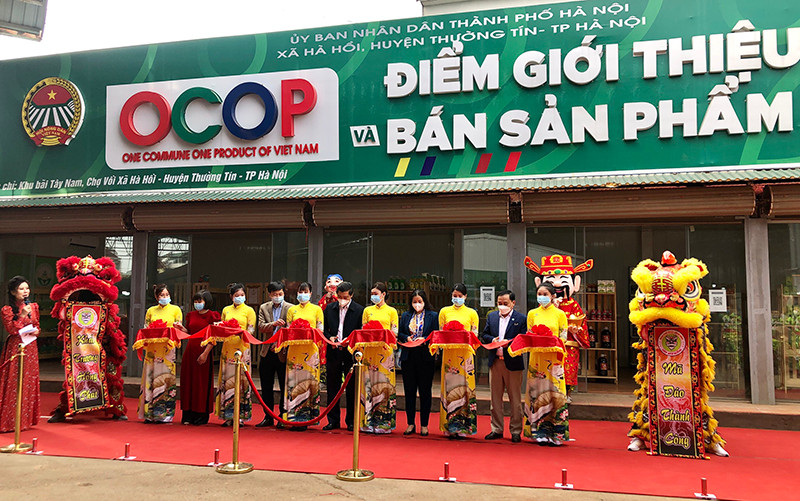 Cắt băng khai trương Điểm Giới thiệu, quảng bá và bán sản phẩm OCOP trên địa bàn huyện Thường Tín, Hà Nội.