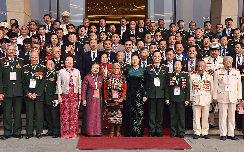 Chủ tịch QH Nguyễn Thị Kim Ngân cùng các Anh hùng Lao động, Anh hùng LLVTND, Chiến sĩ thi đua toàn quốc dự Đại hội thi đua yêu nước toàn quốc lần thứ X - năm 2020.
