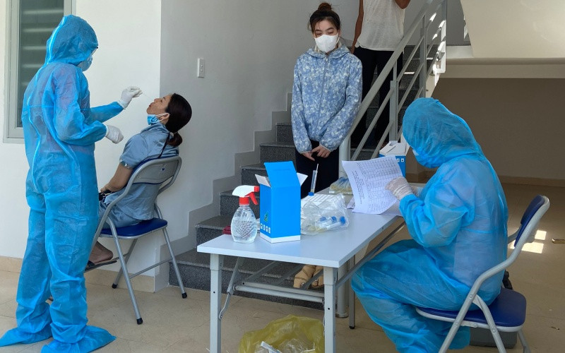 Đẩy nhanh tiến độ lấy mẫu xét nghiệm.