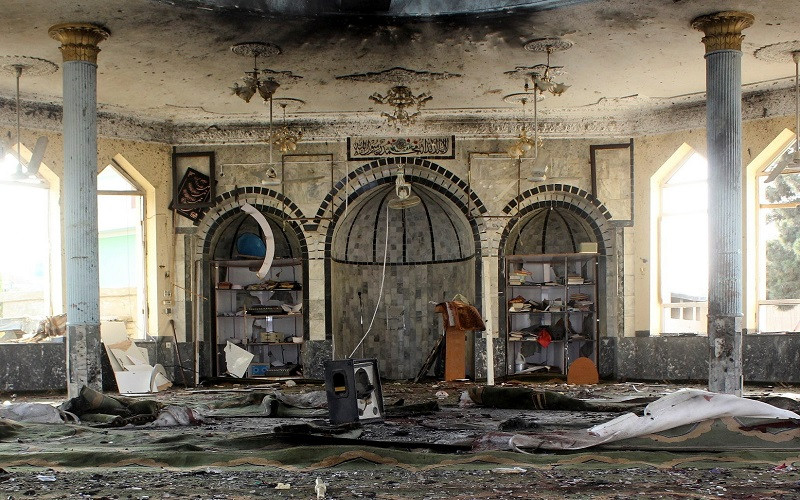 Hiện trường vụ đánh bom liều chết ở thánh đường Hồi giáo tại Kunduz, Afghanistan, ngày 8/10/2021. (Ảnh: Reuters)
