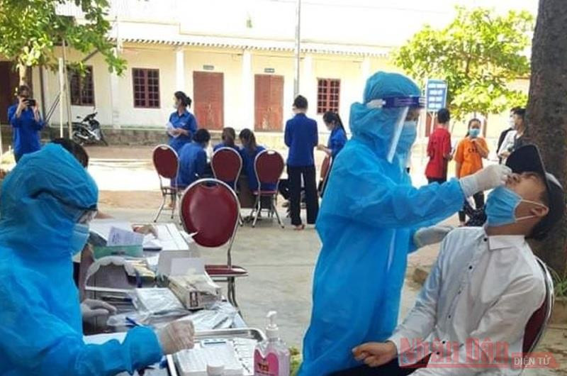 Toàn bộ thí sinh tham dự Kỳ thi lớp 10 tại xã Diễn Bích (Diễn Châu) đều được lấy mẫu test nhanh Covid-19 và đều âm tính. Ảnh Mỹ Hà .