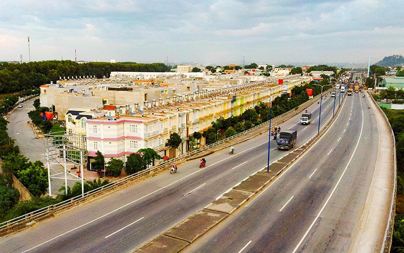 Tuyến đường Mỹ Phước - Tân Vạn thông xe góp phần giúp tỉnh Bình Dương đẩy mạnh phát triển công nghiệp, dịch vụ và đô thị. Ảnh: Q. Chiến