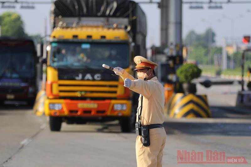 Ngày đầu ra quân kiểm dịch Covid-19 tại 22 chốt cửa ngõ Thủ đô