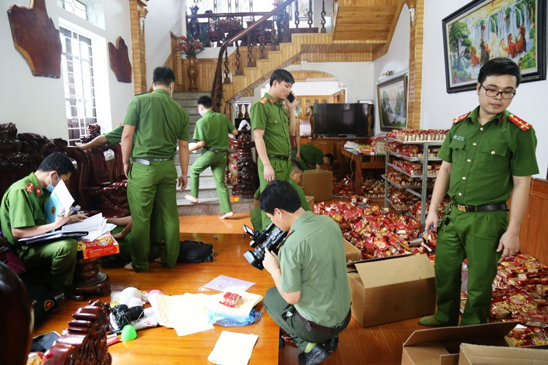 Lực lượng chức năng lập biên bản tạm giữ toàn bộ lô hàng.