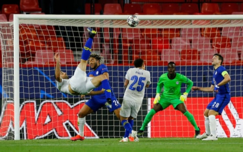 M. Taremi (áo trắng, trái) ghi bàn cho Porto, nhưng Chelsea mới là đội vào bán kết.