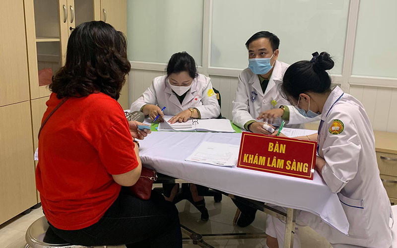 Khám sàng lọc cho tình nguyện viên trước khi tiêm thử nghiệm vaccine.