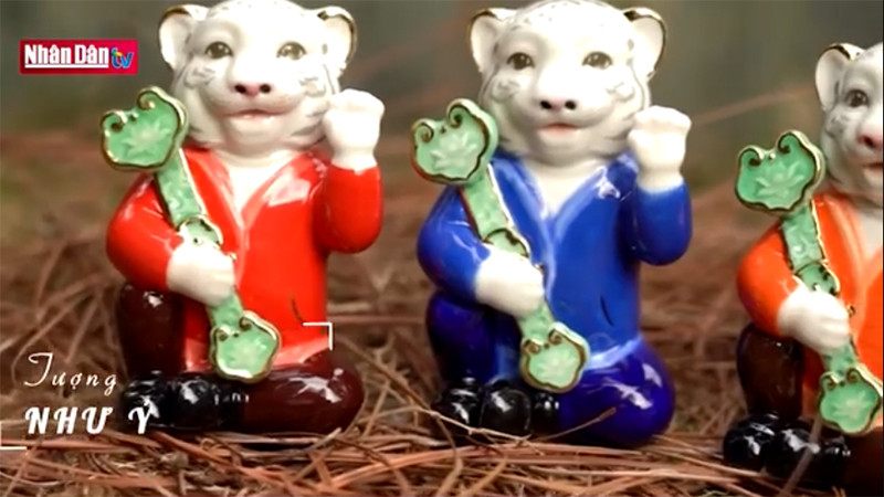 Bức tranh Tết Việt trên sản phẩm gốm sứ