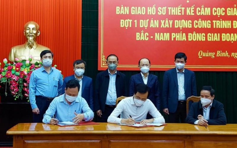 Ký bàn giao hồ sơ thiết kế cắm cọc giải phóng mặt bằng đợt 1 cao tốc bắc-nam cho 3 tỉnh phía bắc miền trung.
