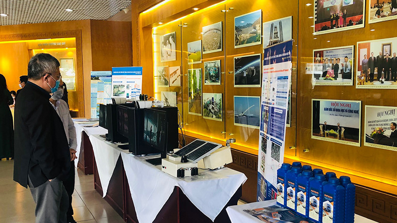 Các đại biểu tham quan mô hình trình diễn tại Hội nghị.