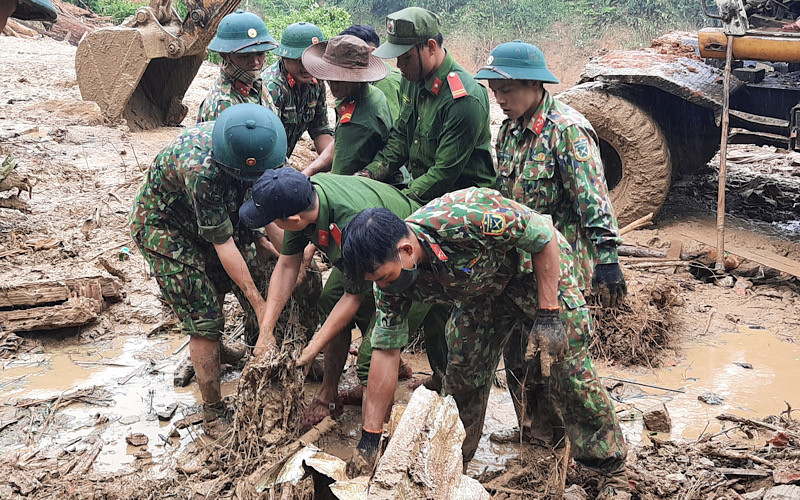 Lực lượng chức năng nỗ lực tìm kiếm nạn nhân còn mất tích tại làng ông Đề.