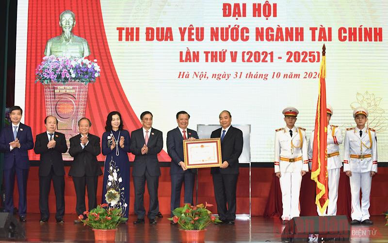 Thay mặt lãnh đạo Đảng, Nhà nước, Thủ tướng Nguyễn Xuân Phúc trao Huân chương Độc lập hạng Nhất tặng ngành tài chính. (Ảnh: TRẦN HẢI)