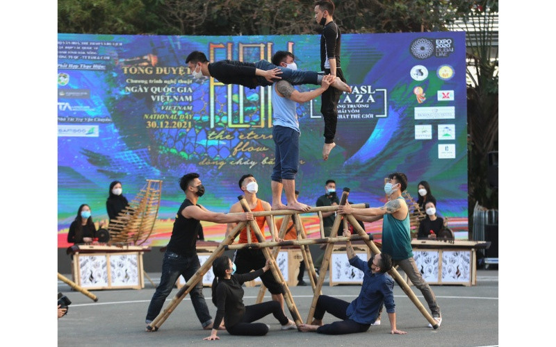 Các nghệ sĩ luyện tập chuẩn bị cho chương trình Dòng chảy bất tận.