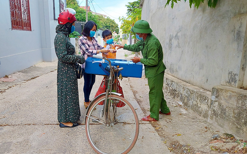 Ông Phạm Văn Lương bán kẹo kéo cho khách.