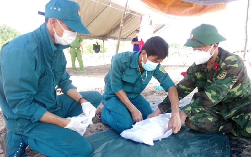 Các di vật được lực lượng chức năng quy tập, gói cẩn thận.