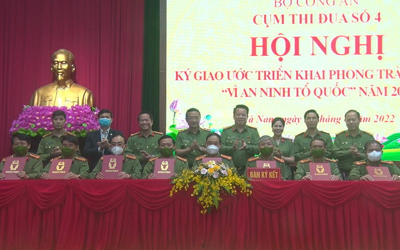 Đại diện lãnh đạo các đơn vị trong Cụm thi đua số 4, Bộ Công an ký giao ước triển khai phong trào thi đua "Vì an ninh Tổ quốc" năm 2022.