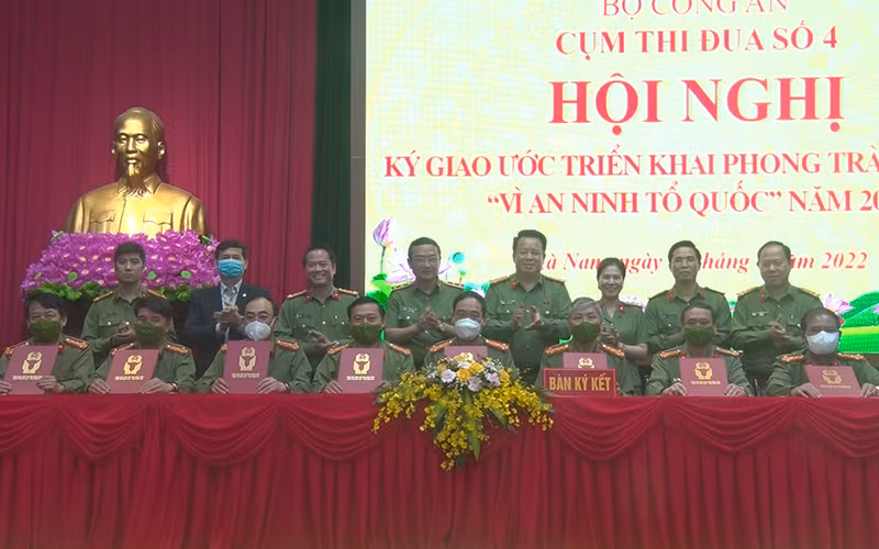 Đại diện lãnh đạo các đơn vị trong Cụm thi đua số 4, Bộ Công an ký giao ước triển khai phong trào thi đua "Vì an ninh Tổ quốc" năm 2022.