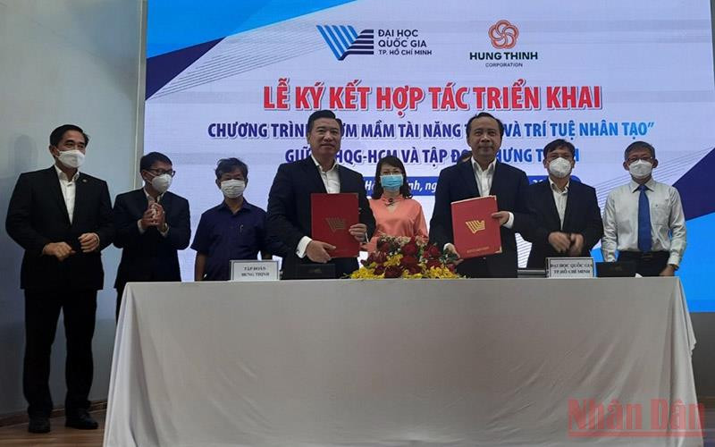 Đại học Quốc gia Thành phố Hồ Chí Minh và Tập đoàn Hưng Thịnh ký kết hợp tác triển khai chương trình “Ươm mầm tài năng toán và trí tuệ nhân tạo”.