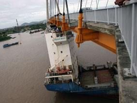 Cầu Bính gặp sự cố vào đêm qua, khi
bão số một đổ bộ vào đất liền.