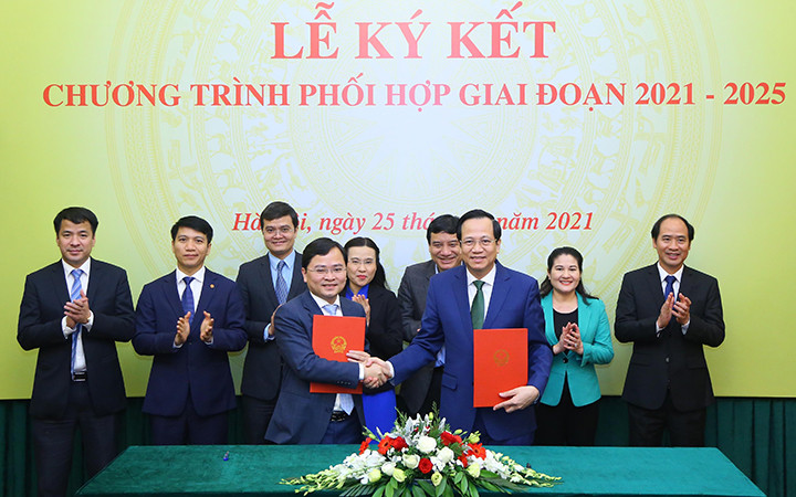 Đại diện lãnh đạo hai cơ quan ký Chương trình phối hợp giai đoạn 2021-2025 (Ảnh: Molisa).