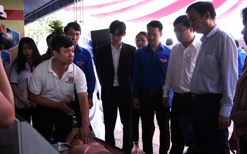Đại biểu tham quan các dự án của đoàn viên, sinh viên