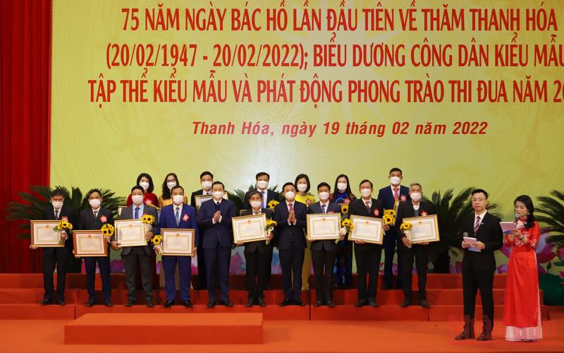 Bí thư Tỉnh ủy và Chủ tịch Ủy ban nhân dân tỉnh Thanh Hóa trao tặng Bằng khen cho các tập thể kiểu mẫu.
