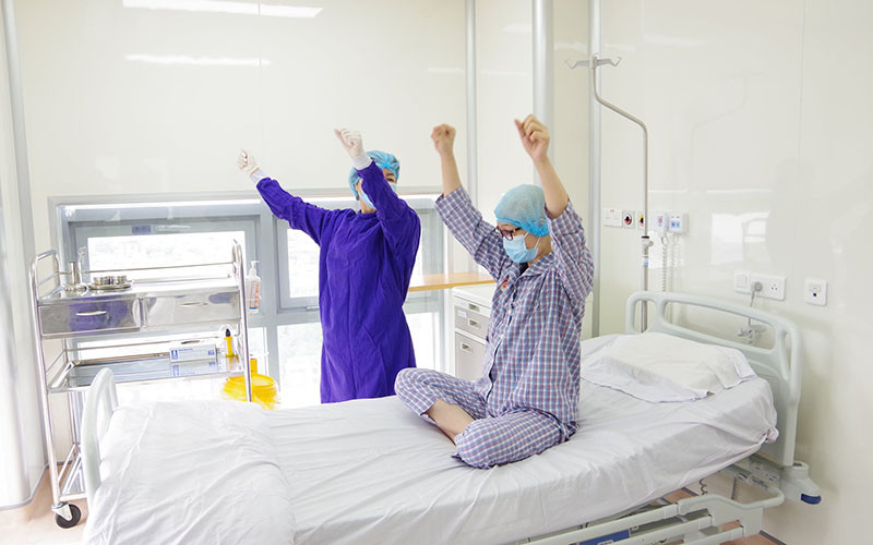 Bệnh nhân V.A tập vận động các cơ theo sự hướng dẫn của điều dưỡng chăm sóc sau khi thực hiện ghép tế bào gốc.