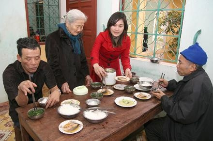 Chăm sóc bữa ăn đủ chất dinh dưỡng cho người già thuộc gia đình chính sách tại Trung tâm Bảo trợ xã hội tỉnh Hà Tĩnh.   