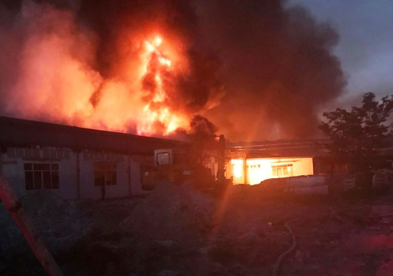 Ngọn lửa cháy dữ dội, lan rộng ra nhiều khu vực. (Ảnh: CTV)