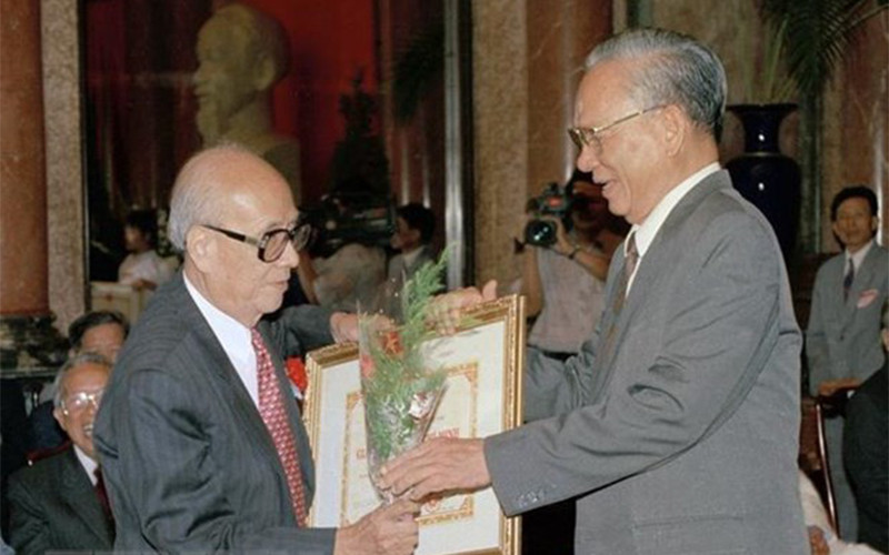Chủ tịch nước Lê Đức Anh trao tặng Giải thưởng Hồ Chí Minh cho Giáo sư Vũ Khiêu, ngày 30/10/1996, tại Phủ Chủ tịch. (Ảnh: TTXVN)
