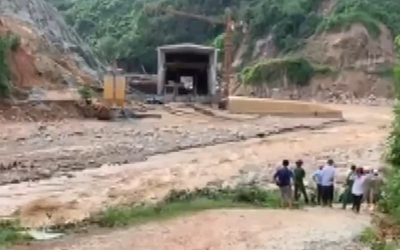 Tuyến đường huyến mạch vào các xã vùng cao: Phước Thành, Phước Lộc… bị sạt lở nặng nề. 