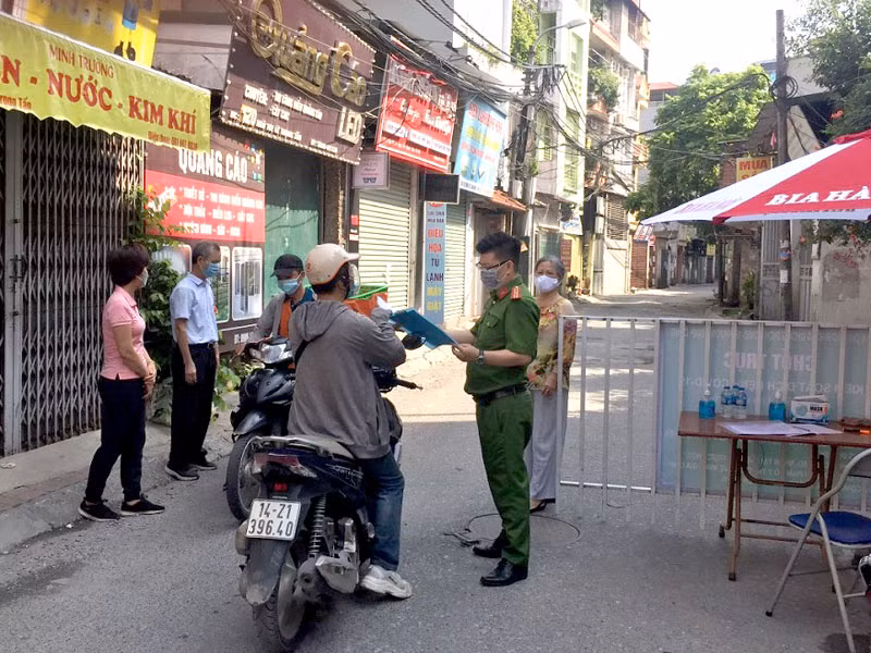 Siết chặt việc ra vào các khu dân cư để phòng, chống dịch.