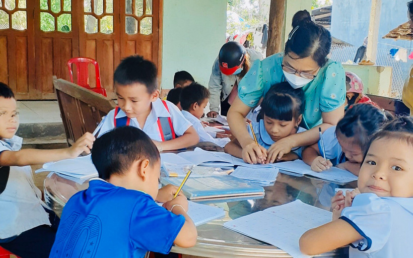 Cô giáo Trường tiểu học Thanh An hướng dẫn học sinh tại các điểm trường trong thôn. 