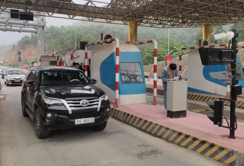 Xe qua làn ETC tại trạm thu phí BOT Hòa Lạc - Hòa Bình.