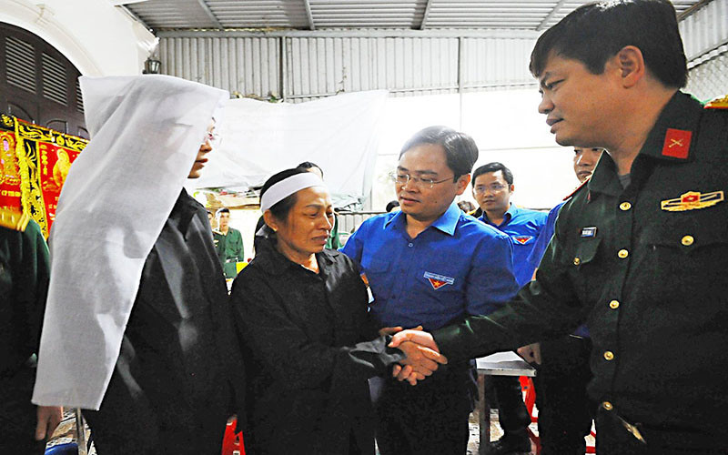 Một trong những hoạt động tại các địa phương chịu ảnh hưởng của mưa lũ nhằm hưởng ứng chương trình "San sẻ yêu thương" do T.Ư Đoàn phát động.