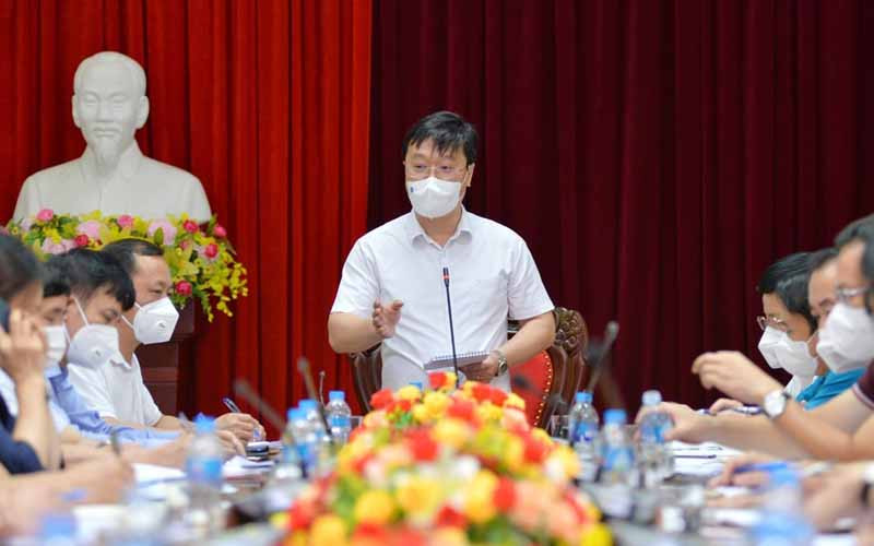 Ban chỉ đạo phòng, chống dịch Covid-19 tỉnh Nghệ An họp khẩn trong khuya 15-6. (Ảnh Thành Cường)