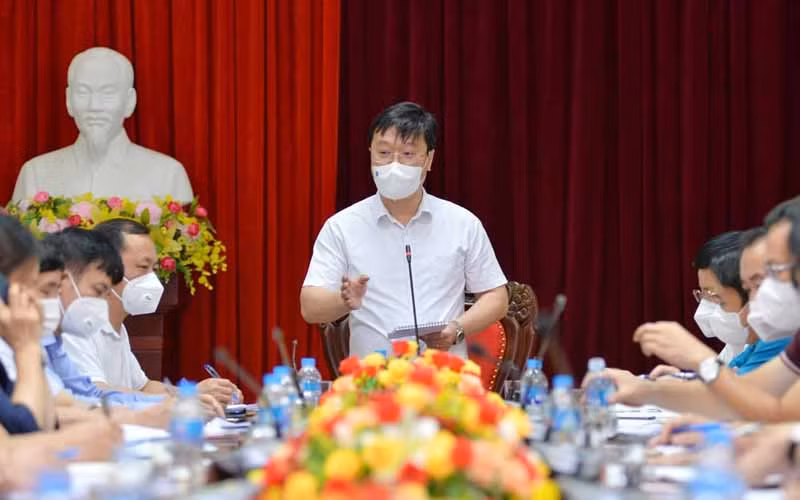 Ban chỉ đạo phòng, chống dịch Covid-19 tỉnh Nghệ An họp khẩn trong khuya 15-6. (Ảnh Thành Cường)