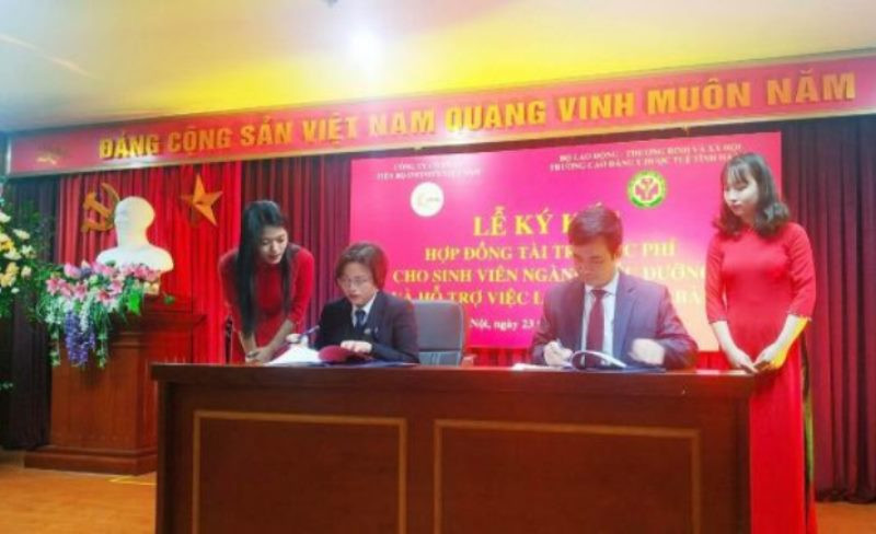 Lãnh đạo hai đơn vị ký kết hợp đồng tài trợ.