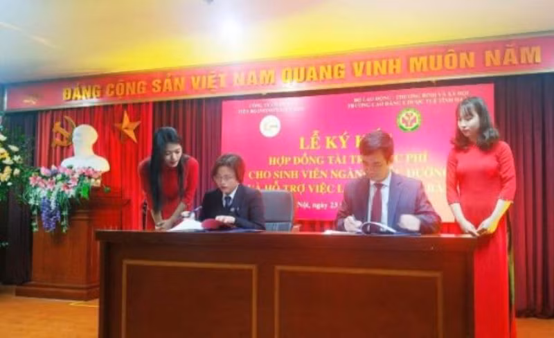 Lãnh đạo hai đơn vị ký kết hợp đồng tài trợ.