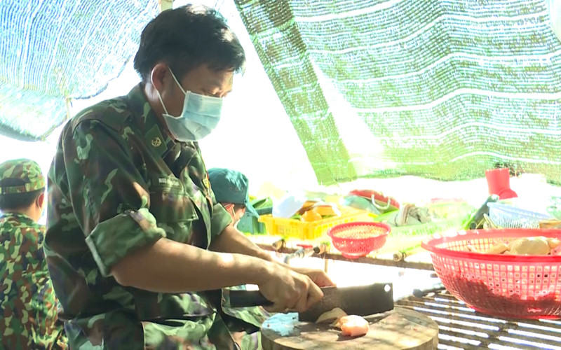 “Anh nuôi Sậm” thực hiện nhiệm vụ hàng ngày.