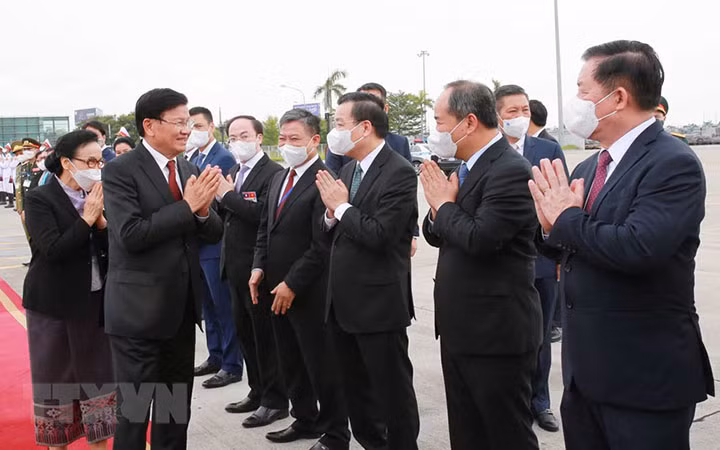 Lãnh đạo Đảng, Nhà nước tiễn Tổng Bí thư, Chủ tịch nước Lào Thongloun Sisoulith và Phu nhân tại sân bay quốc tế Nội Bài chiều 29/6. (Ảnh: Phương Hoa/TTXVN)