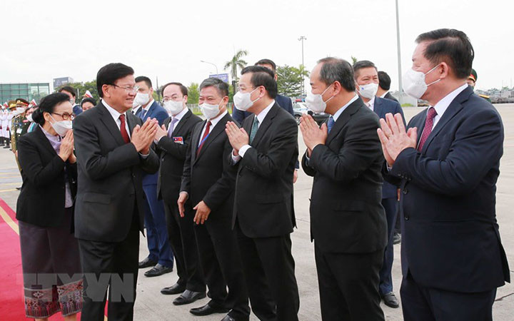 Lãnh đạo Đảng, Nhà nước tiễn Tổng Bí thư, Chủ tịch nước Lào Thongloun Sisoulith và Phu nhân tại sân bay quốc tế Nội Bài chiều 29/6. (Ảnh: Phương Hoa/TTXVN)