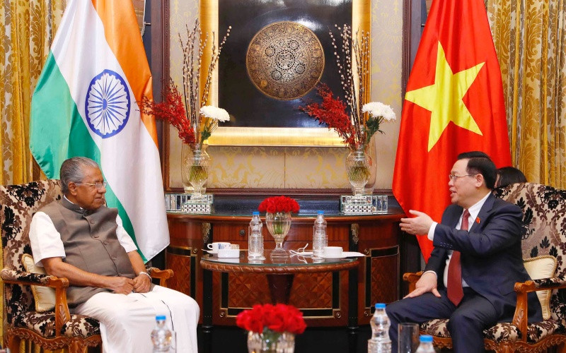 Chủ tịch Quốc hội Vương Đình Huệ trao đổi với Thủ hiến bang Kerala Pinarayi Vijayan. (Ảnh: CTTĐTQH)