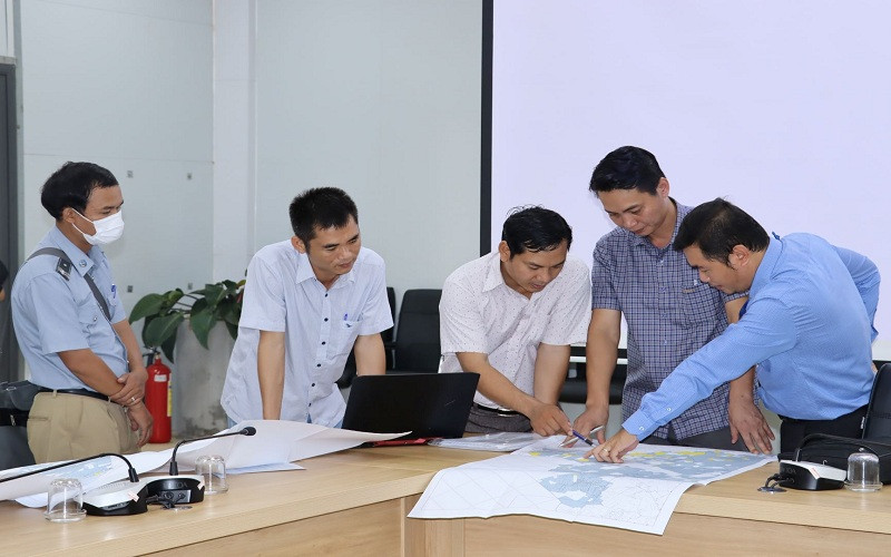 Đại diện các đơn vị thống nhất các vị trí đất bàn giao trên bản đồ.