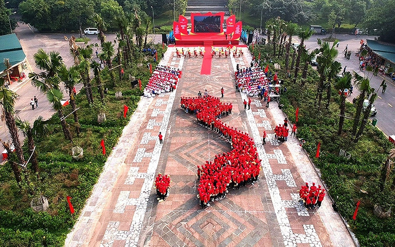 Hơn 1.000 đại biểu, hội viên, thanh niên cùng tham gia xếp hình bản đồ đất nước trong lễ khởi động hành trình “Tôi yêu Tổ quốc tôi” năm 2019 tại Khu di tích lịch sử Quốc gia đặc biệt Ðền Hùng. Ảnh: TRUNG KIÊN