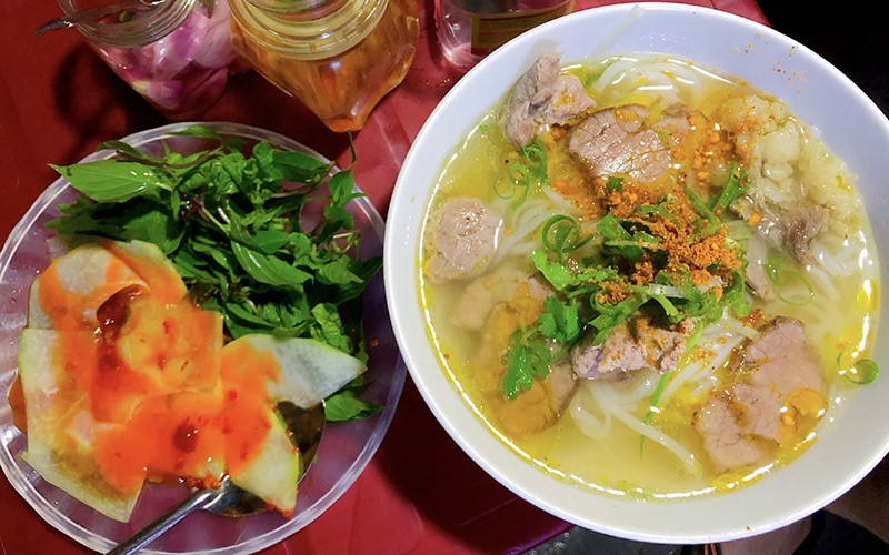 Ăn phở ở phố Hội